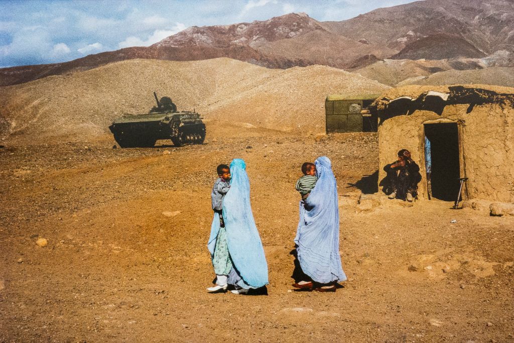 En Afghanistan en 1996 :  femmes fuyant une région où les talibans affrontent les hommes de Massoud